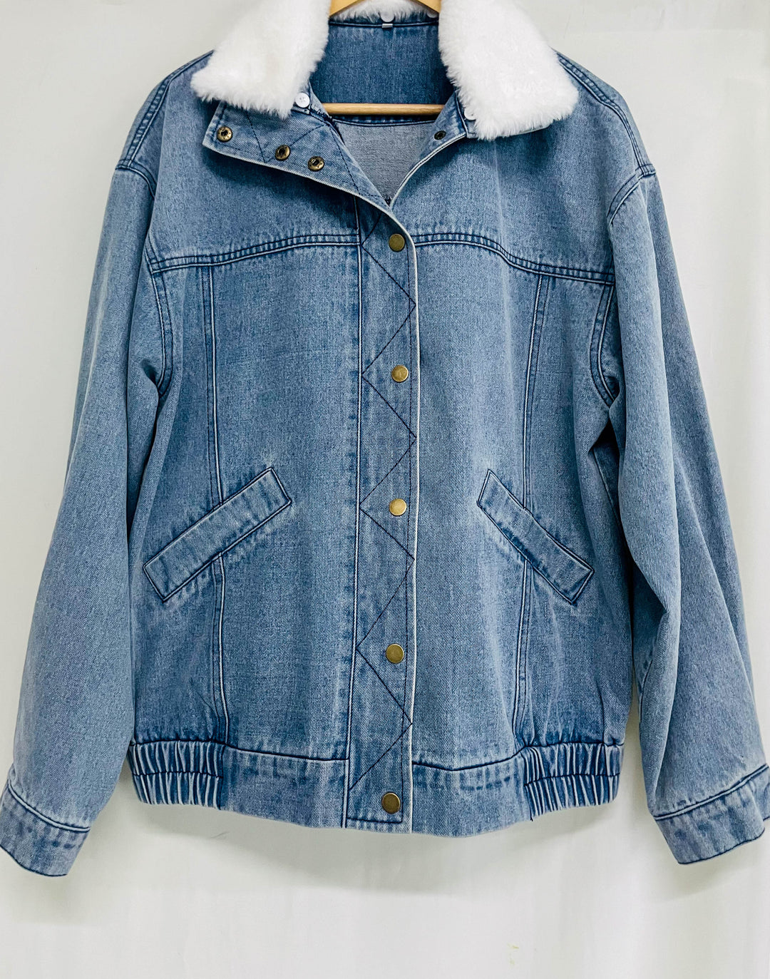 Damen-Denimjacke mit Fleecekragen