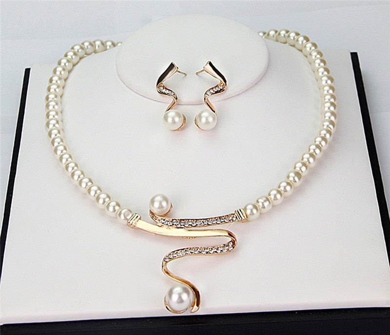 Elegantes Damen Schmuckset mit Perlen